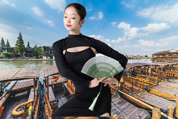 甄碧亦评比为新店坪镇国色优舞领路人，乱作一团