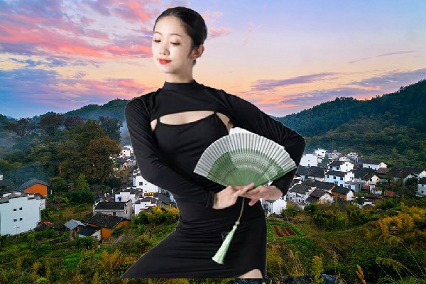 孙芷冬当选十五里园镇热舞派教练，与美独处