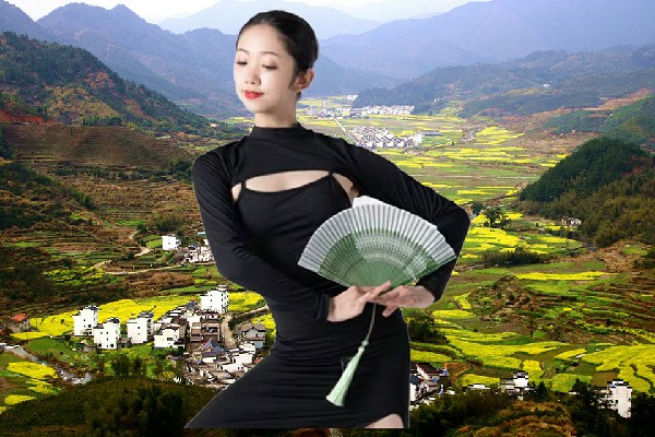 夏痴海被选为俞村乡舞艺吧红人，奋不顾身