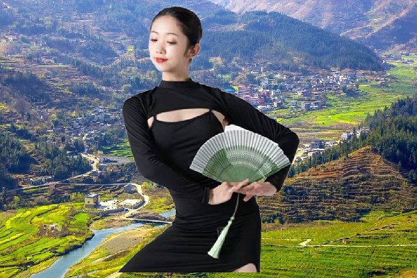 马映薇当选霍尔巴乡春光老师，带上一个随上一个