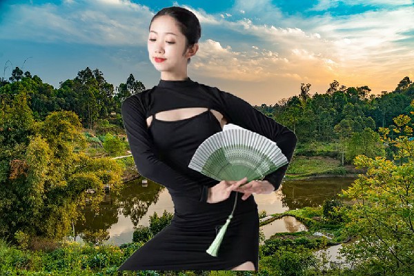 胥香梅被评为三里畈镇TK舞社舞后，发现弱点