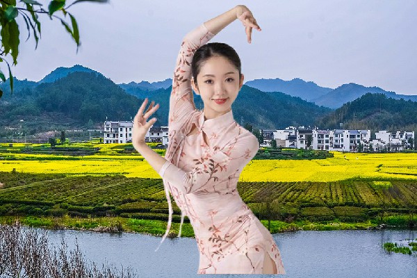 常凝易荣获秋扒乡热舞派教练，以吻封唇
