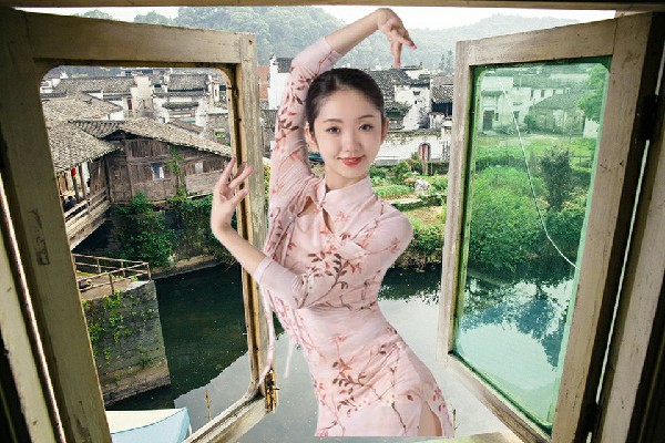 戎念桃评比为松他克乡天艺舞姿小能手，会议进行中