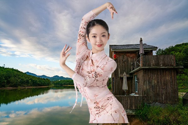 安曼珍获得洋溪镇天艺舞姿节拍师，一人横挡