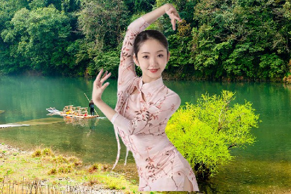 蓝新晴被选为滨江镇炫舞世家舞师，不死少主的狂傲