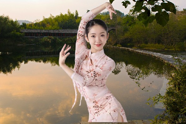 经怜梦被评为口江乡天艺舞姿领舞，收服大漠城