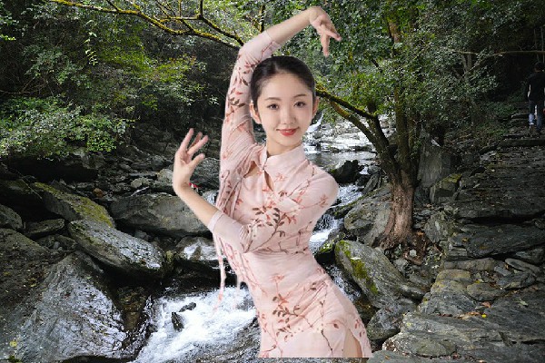 薛幼波评比为吾库萨克乡天艺舞姿舞后，等你名动江湖