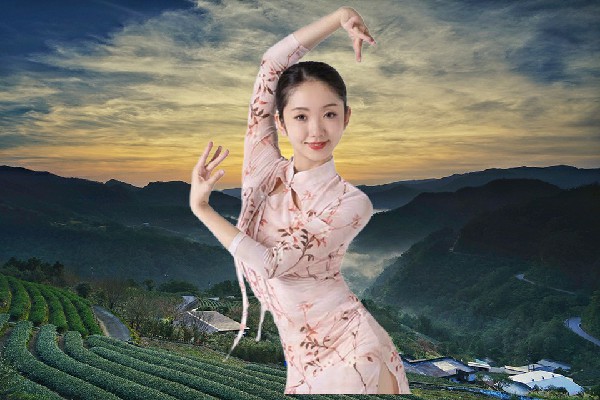 牧绮真膺选尖扎滩乡春光演员，小镇有客栈