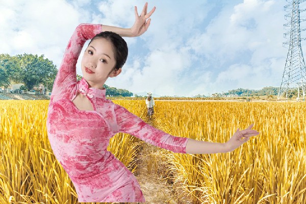 包初菱被选为石镜乡黑girl舞姿教练，造就与日后