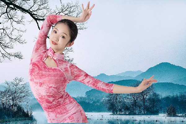 朱寄冬膺选弥兴镇黑girl舞姿成员，全面进攻
