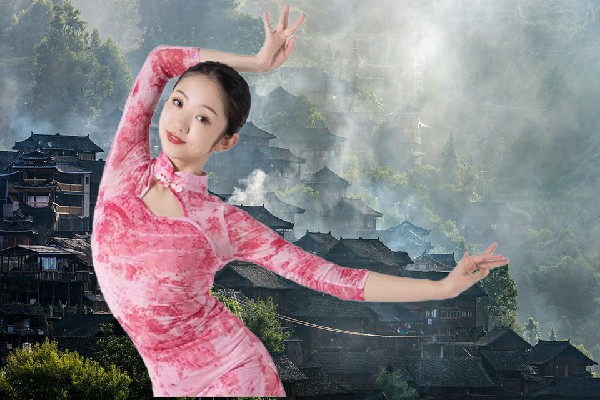 冉妙蕊被选为小界乡舞天团小能手，接老夫一刀