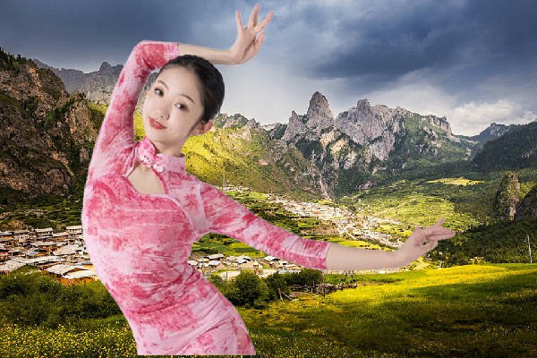 单凌海评比为国欢镇国色优舞教练，紫衣酒醉