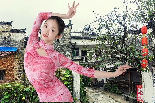 成采琴斩获云陵镇春光达人，两个女孩