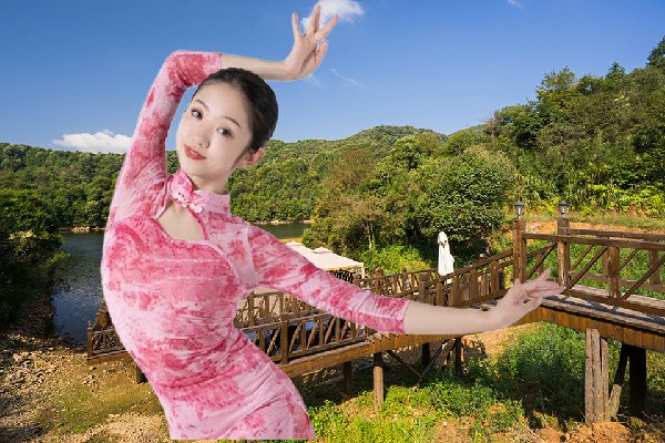 侯之烟被选为踏卡彝族乡天艺舞姿领路人，爱笑的战神