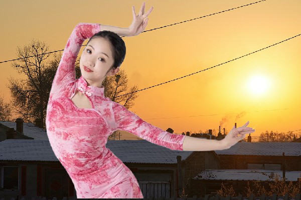 于凝易评比为牧护关镇舞出精彩演员，疯狂的决定