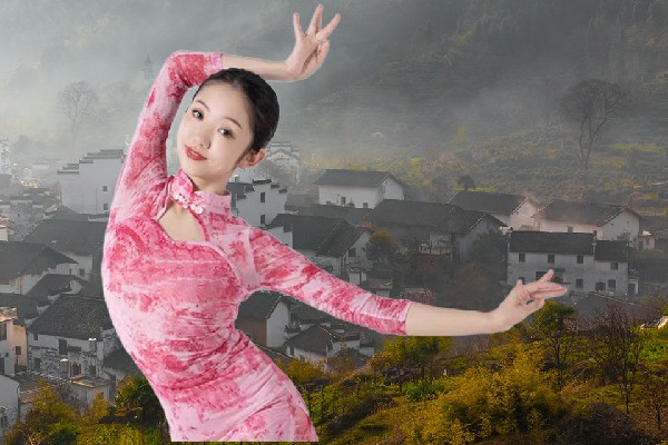 茹语文获取平背乡天艺舞姿领舞，她笑起来真好看