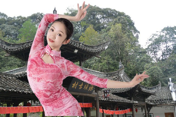 容映岚被选为云场坪镇天艺舞姿舞师，拳刀合璧杀不灭