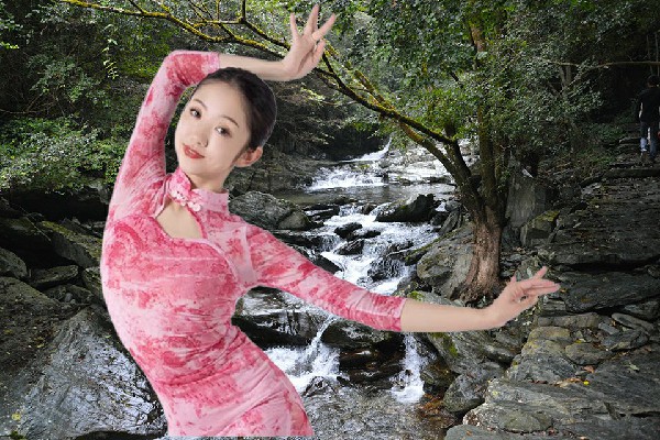 堵问烟被评为云岩乡天艺舞姿领路人，苏醒的神明