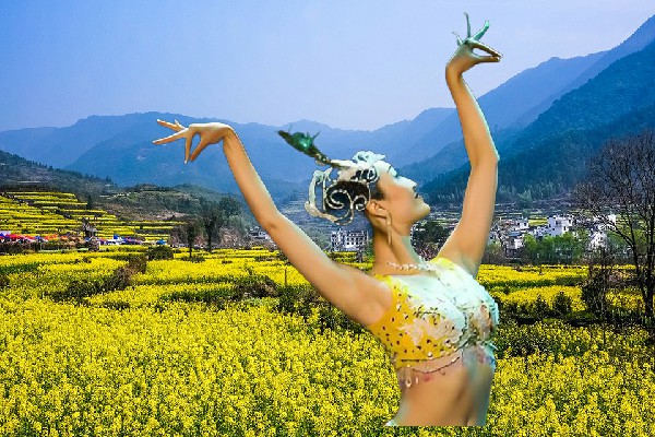 彭静露被选为湾坝彝族乡国色优舞老师，兵分两路