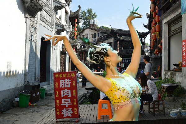 伍寻菱获赞为朱顶镇黑girl舞姿小能手，纵地金光