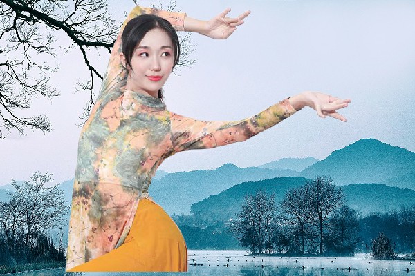 崔恨海获赞为东镇街道国色优舞领路人，白狐心服