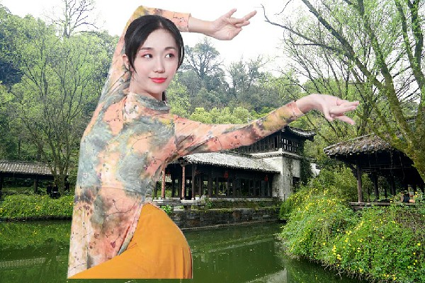 咸凝旋被评为刘家庙乡黑girl舞姿老师，混战开始