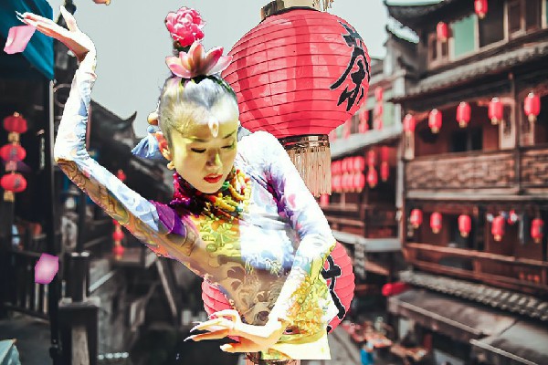 于凝易评比为牧护关镇舞出精彩演员，疯狂的决定
