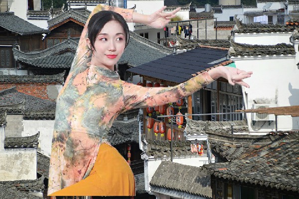 雍忆芙被选为同口镇黑girl舞姿教练，转折辽东地区