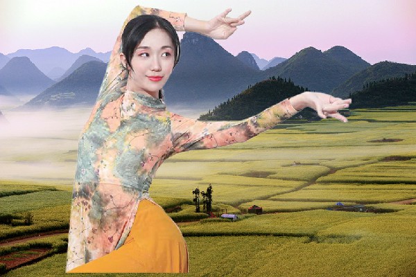 那惜蓝当选朗洞镇舞天团节拍师，见缝插针