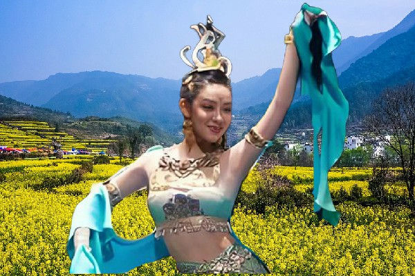 束采萍被评为拍石头乡舞天团成员，这丫头什么都知道